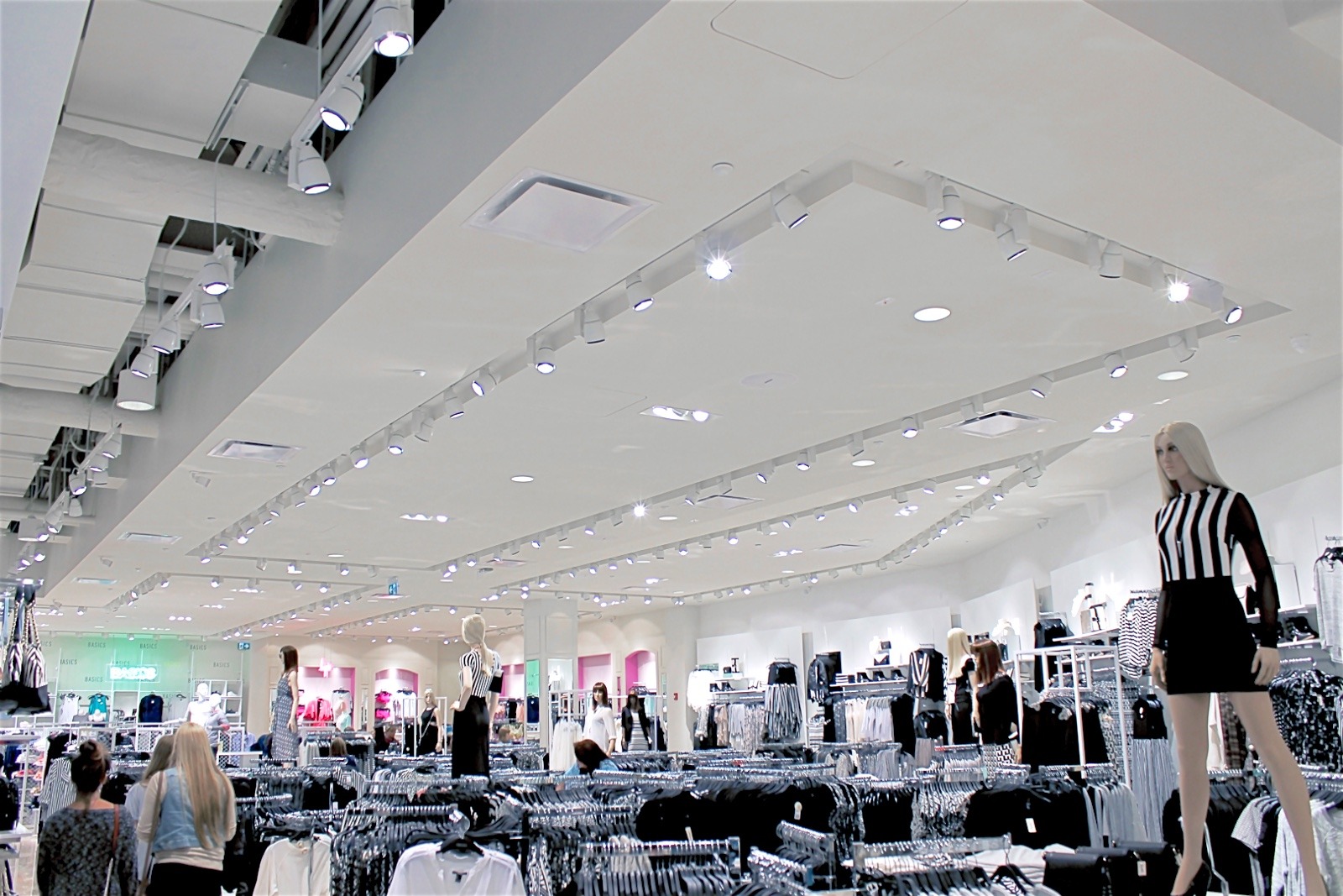 Luxury Retail: Forever 21 Guilford Town Centre Completed 2013